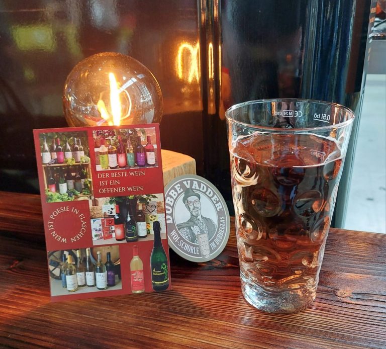 Dubbeglas Dubbeglas gefüllt mit Roséwein, frisch und gekühlt